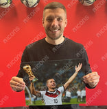 Lukas Podolski<br>Deutschland<br>Weltmeister 2014<br>Original signiertes Foto<br>40 x 30 cm
