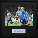 Kevin Volland <br>Bayer Leverkusen <br>„Tor gegen Bremen“ <br>Signiertes Foto in hochwertigem Holzrahmen