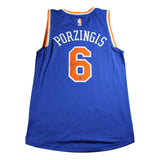 Kristaps Porzingis <br>New York Knicks <br>Original signiertes Blue Adidas Swingman Jersey